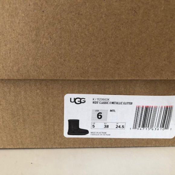 UGG Classic II Short Water Resistant Metallic Glitter boots. Size: 8 - Picture 11 of 11
